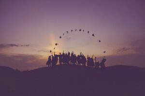 クレジットカードを初めて持つ学生がバイト収入少なくても審査に通るカードは？