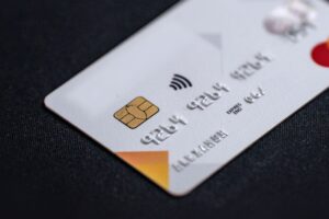 クレジットカード初心者が知っておくべきチャージ型デビットvsクレジットどちらが良い？