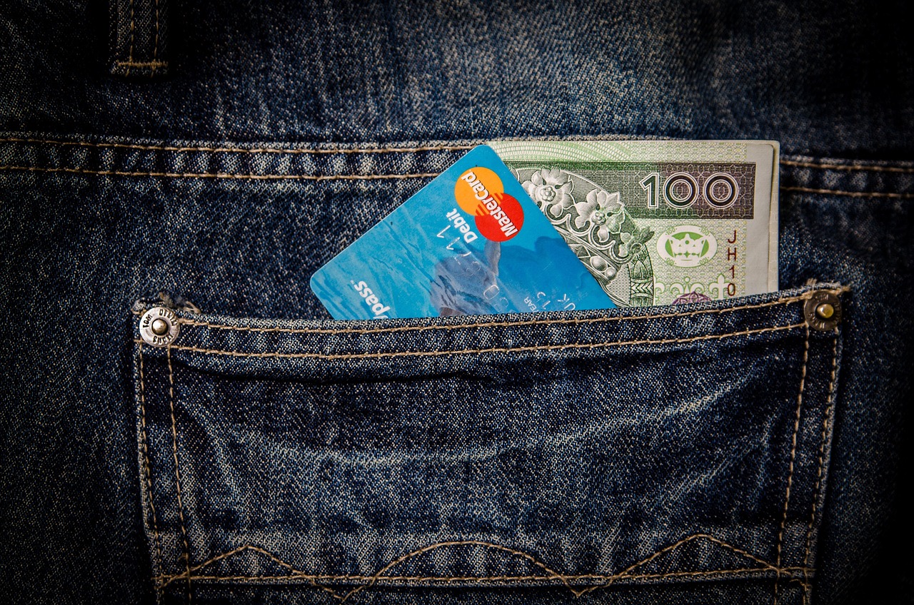 クレジットカードと初心者向けデビットカードの違いは？比較して知りたいポイントを解説！